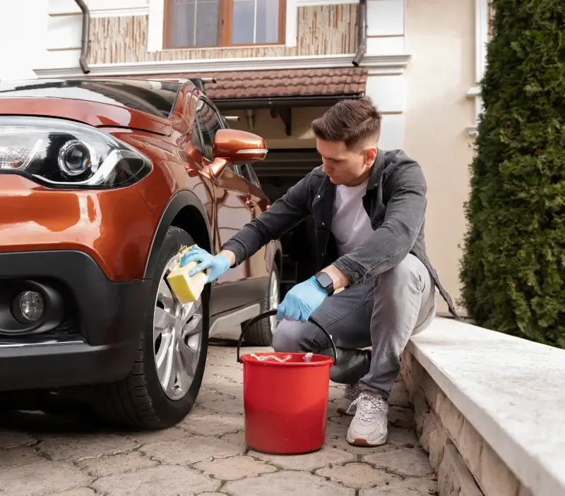 Lavage auto à domicile Le Montet : professionnel intervenant sur un véhicule